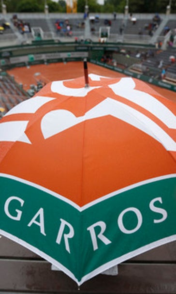 The Latest: Play resumes at French Open after rain delay